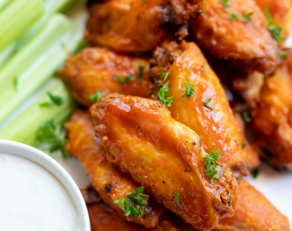 buffalo wings with celery and blue cheese dip