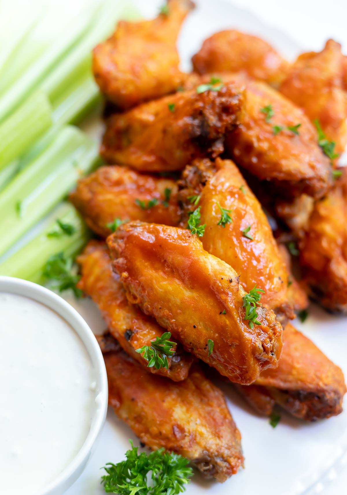 buffalo wings with celery and blue cheese dip