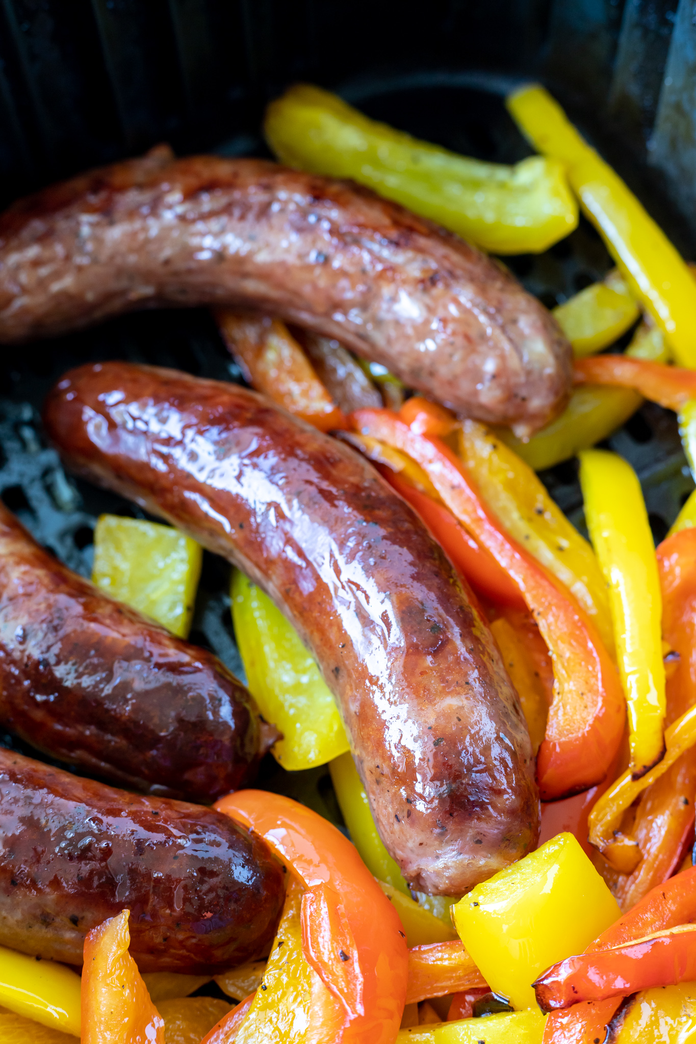 cooked brats and pepper sin air fryer basket